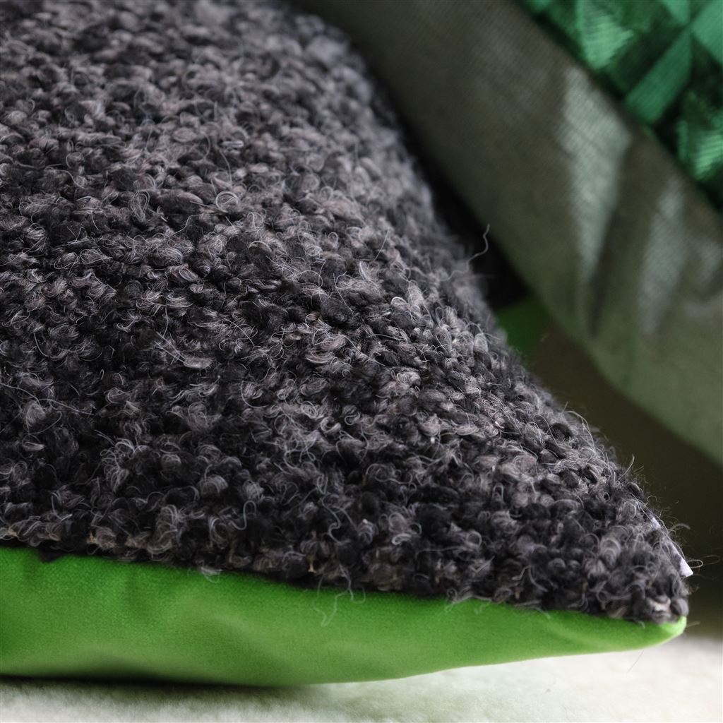 Coussin en laine bouclette Fontenoy Charcoal & Grass