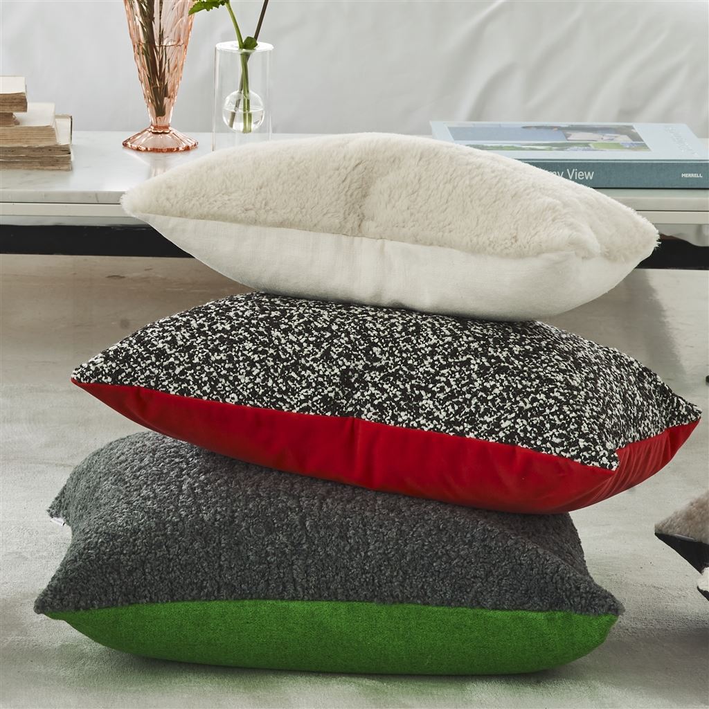 Coussin en laine bouclette Elliottdale Charcoal & Scarlet