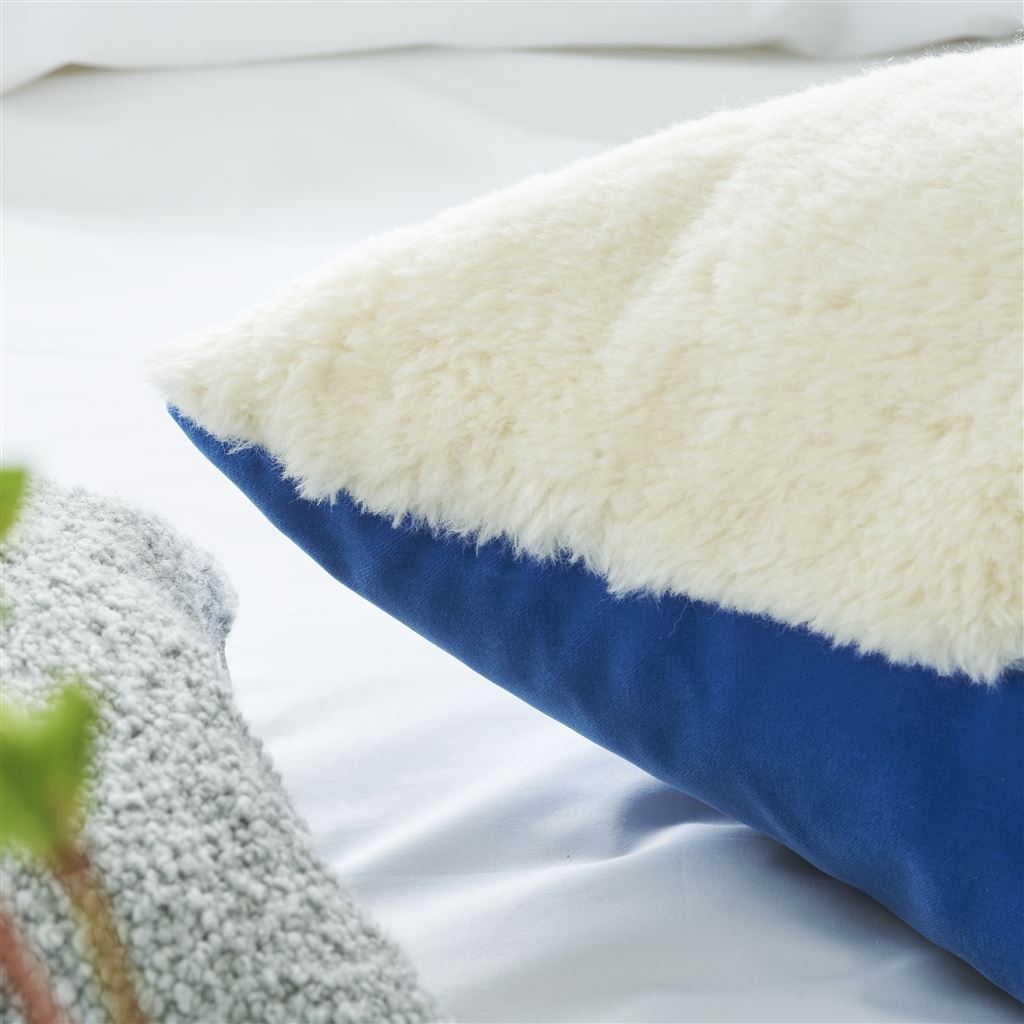 Coussin en fourrure laine Mousson Chalk & Cerulean