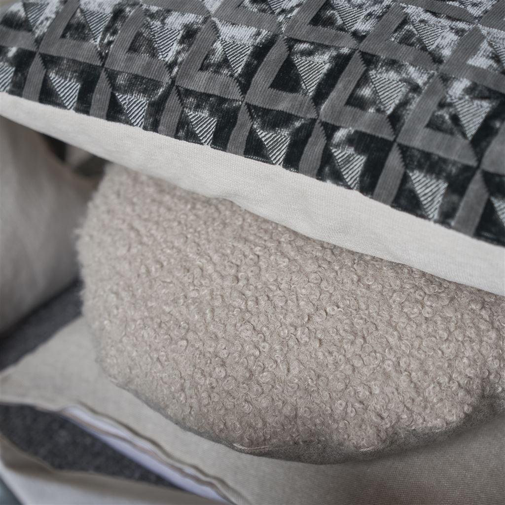 Coussin en velours Monserrate Graphite