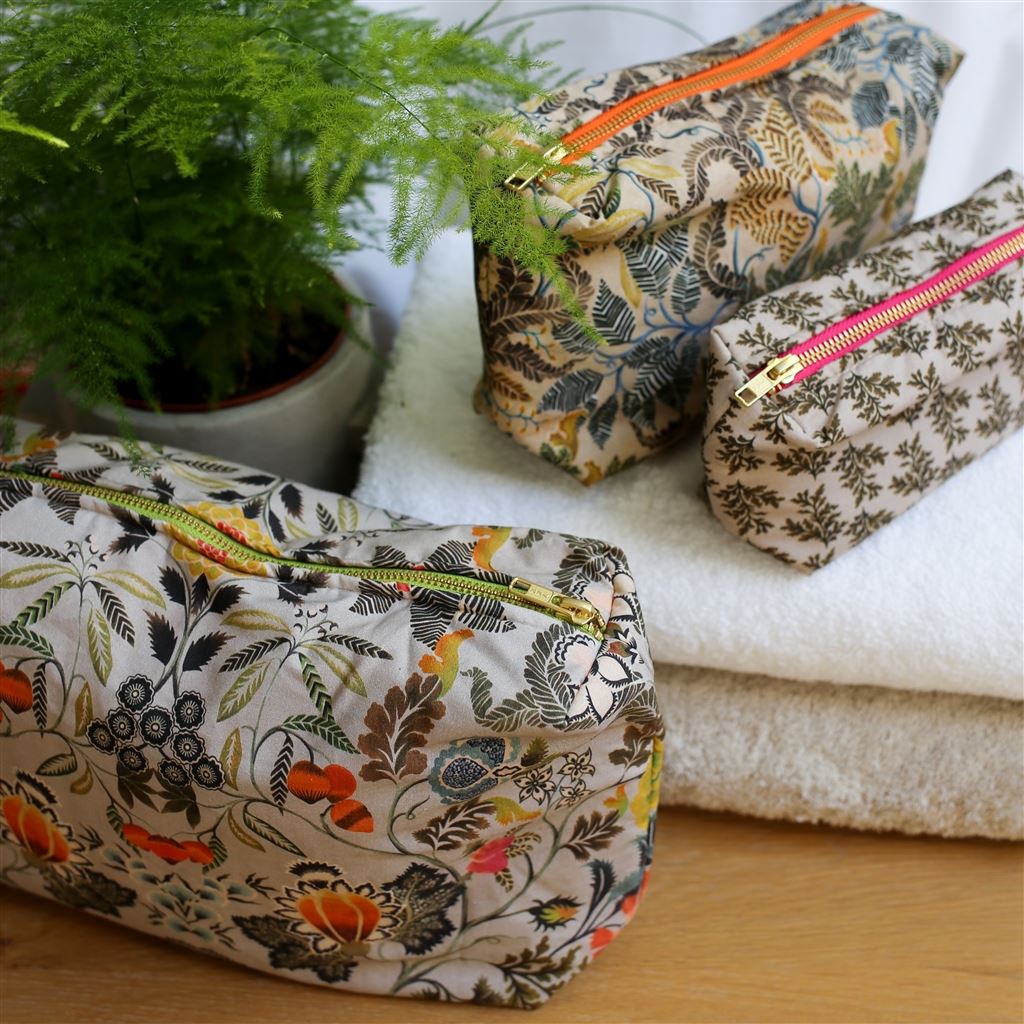 Brocart Decoratif Sepia Medium Toiletry Bag