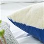 Coussin en fourrure laine Mousson Chalk & Cerulean